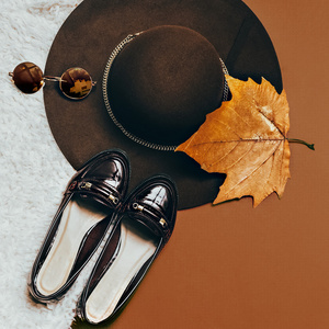 是时尚的秋季。鞋子。时尚配饰。帽子和 sungla
