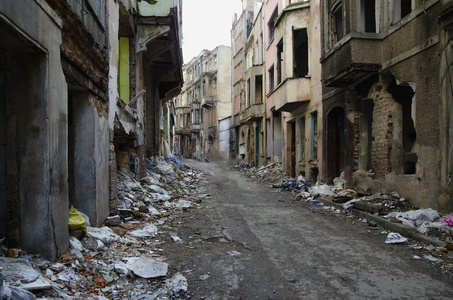 废弃的旧建筑物和街道在伊斯坦布尔照片