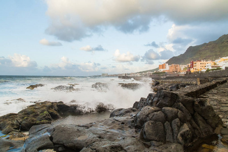 美丽的大西洋海岸与岩石和石头特内里费岛, 加那利群岛, 西班牙
