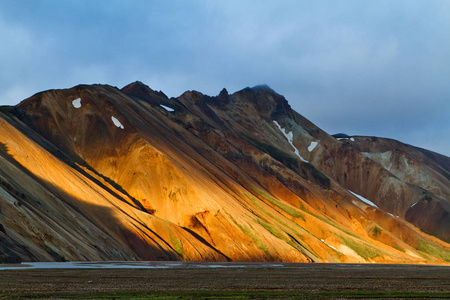 冰岛山地景观日落。Landmannalaugar geotermal 地区五颜六色的山脉。Laugavegur 足迹的其中一