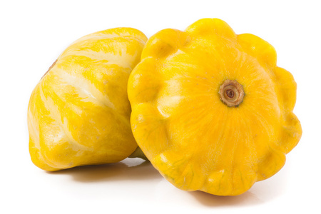 两个黄 pattypan 壁球孤立在白色背景上