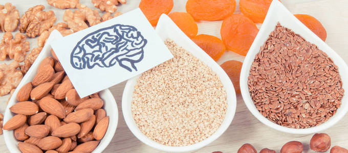 为健康和良好记忆力健康饮食概念绘制脑部和最佳营养食品
