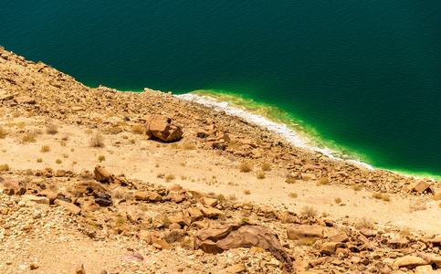 在约旦的死海海岸线的视图