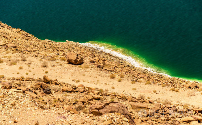 在约旦的死海海岸线的视图