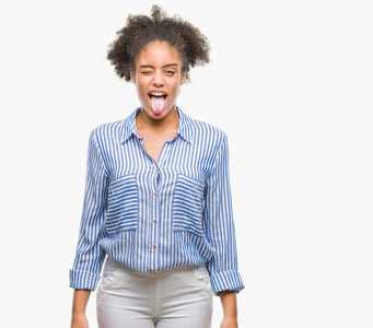 在与世隔绝的背景下, 年轻的美国黑人妇女伸出舌头, 快乐的表情。情感概念