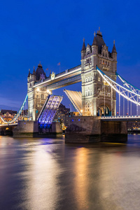 伦敦塔桥在日落黄昏时分升降, 伦敦英国