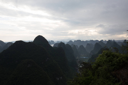 一个小费希尔镇在亚洲中国在黎明天日出和夜与许多山和山