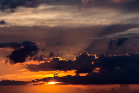 云彩在波罗的海之上在日落之前降雨抽象背景