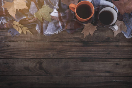 两杯热咖啡或茶毯和秋叶在老木背景复古色调季节性放松的概念
