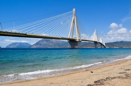 桥在科林斯湾, 连接半岛 Peloponessus 和大陆希腊的道路