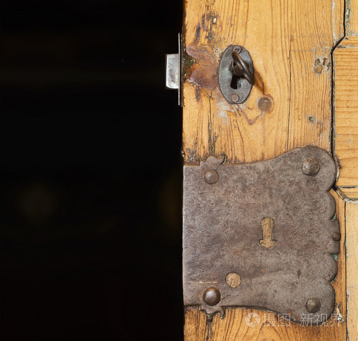 老锁和钥匙在一扇木门