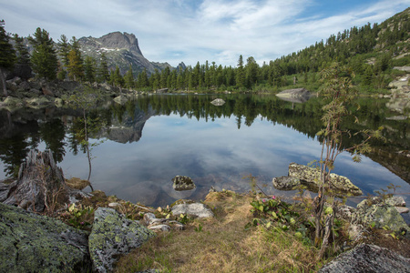 山是非常干净和清澈的湖。壮观的夏天风景在山。美丽的自然景色