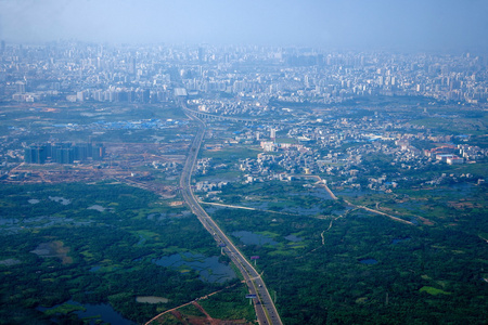 从重庆到海口的路线上，俯海口市