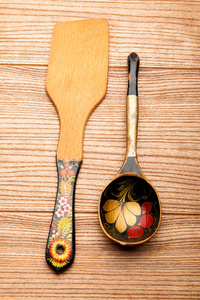 一个木勺和一个木铲。厨房套装
