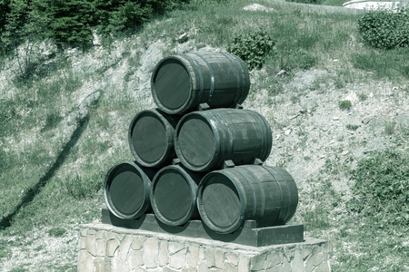 广告设计从老橡木桶在葡萄园和酒厂边缘。俄罗斯的农村 AbrauDyurso。葡萄园与酿酒师的传统观