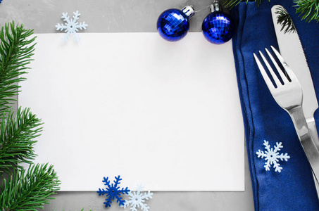 写圣诞菜单的背景。冬季餐桌设置。圣诞树, 餐具和空白纸。顶部视图, 复制空间