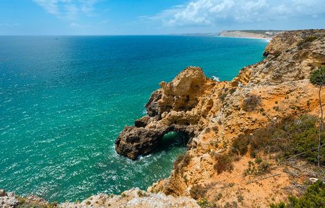 大西洋岩石海岸线葡萄牙阿尔加维。