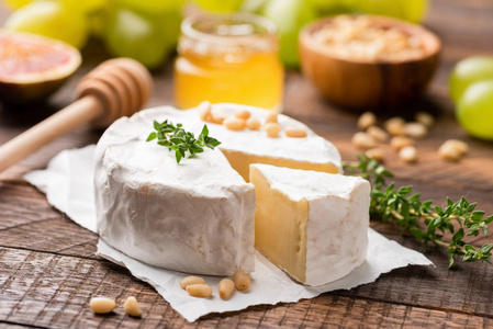 乳酪或乳酪干酪, 配有蜂蜜松树坚果葡萄和无花果。