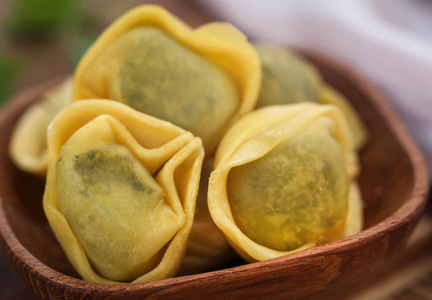 意大利 Tortelloni 用菠菜和其他配料制成的面粉