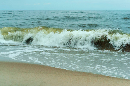 海中的冰泥, 地平线上的冬海石油平台