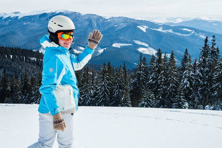 雪中山顶穿白色蓝色西装的女子滑雪者