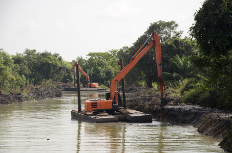 反铲挖掘机机疏浚运河在禁令白石 Pra 捕鱼