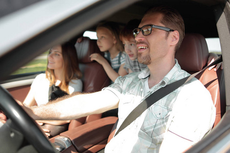 快乐的家庭在车里兜风照片