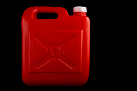 在黑色背景上的红色塑料液体容器