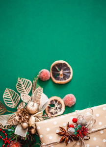 圣诞作文绿色背景, 礼品盒和装饰