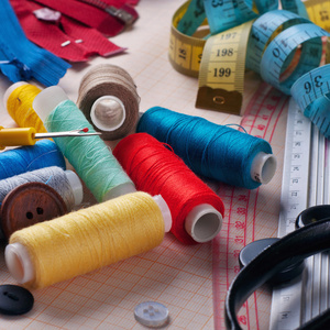 缝纫工具和配件在方格纸上图片
