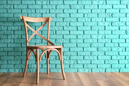 彩色砖墙附近的木椅