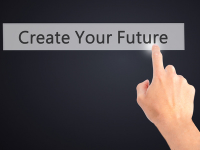 创建你未来的手，按下模糊背景上的按钮