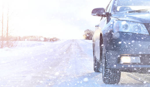 冬季景观积雪覆盖大片。一个公园在冬天在