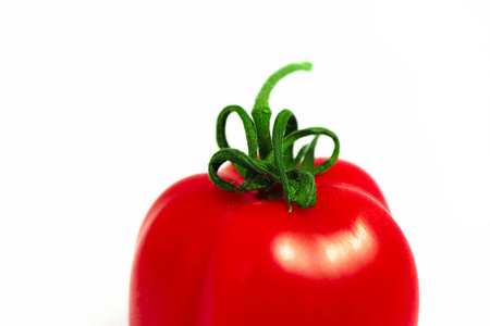 美味的红色新鲜西红柿与绿色蒸汽, 被隔绝在白色背景上