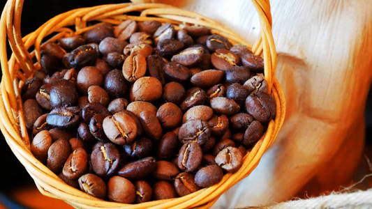 小藤篮中的咖啡豆