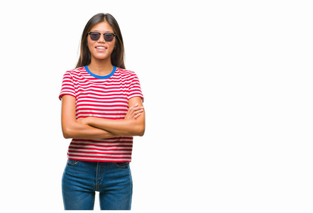 年轻的亚洲妇女戴着太阳镜在孤立的背景快乐的脸微笑着交叉双臂看着相机。积极的人