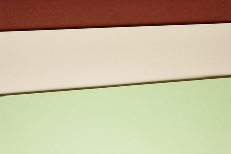 彩色纸板背景绿色米色棕色色调。复制空间