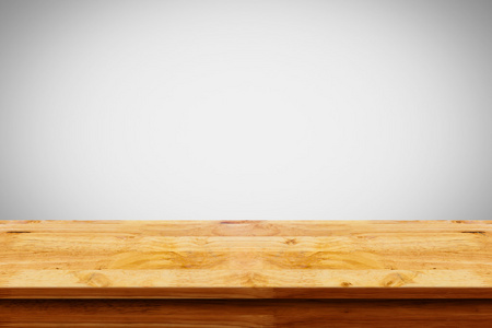 空顶部的白色背景上的木桌
