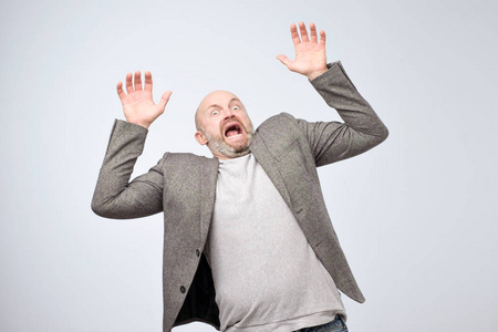 兴奋名男子大喊图片