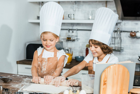 可爱的快乐儿童厨师帽准备面团饼干