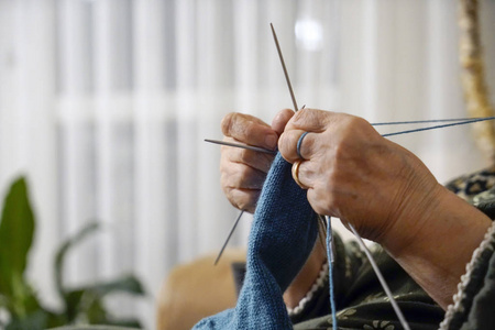 老妇人针织手