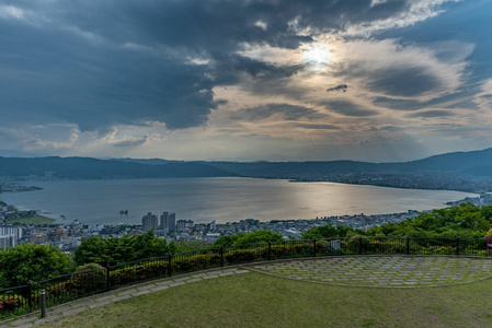 诹湖附近的山顶上的日落景色