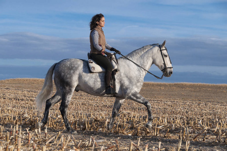 在马背上她的脖子上的手帕的年轻妇女关闭男婴骑在妈妈的肩膀与妹妹