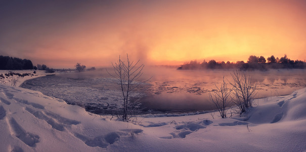 湖上的丰富多彩的冬季黎明