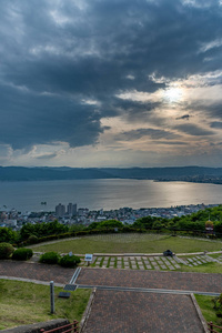 诹湖附近的山顶上的日落景色图片