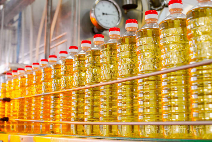 向日葵油 本厂生产线生产和灌装葵花籽精油 食品工业工厂输送机照片 正版商用图片0stedi 摄图新视界