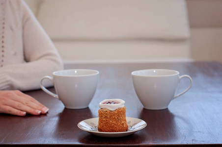 在2桌上等着一个咖啡馆的人 Runeberg 的蛋糕或馅饼是芬兰传统甜点和糕点