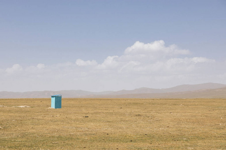 吉尔吉斯斯坦宋伊塞克湖湖的一个孤独的厕所