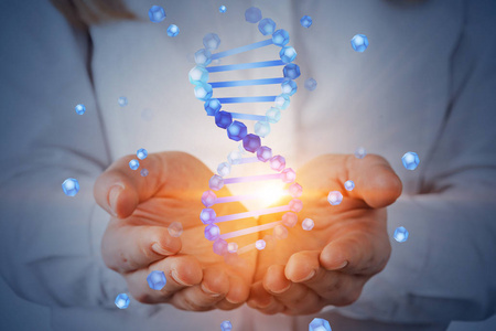 碧眼的女人拿着蓝色的 dna 螺旋全息图生物技术生物学医学和科学概念