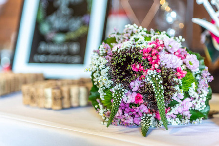 婚礼花束新娘特写。粉红色的花朵躺在桌子上